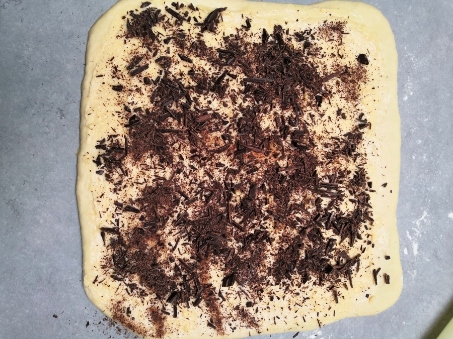 Pâte à brioche étalée avec crème pâtissière et chocolat