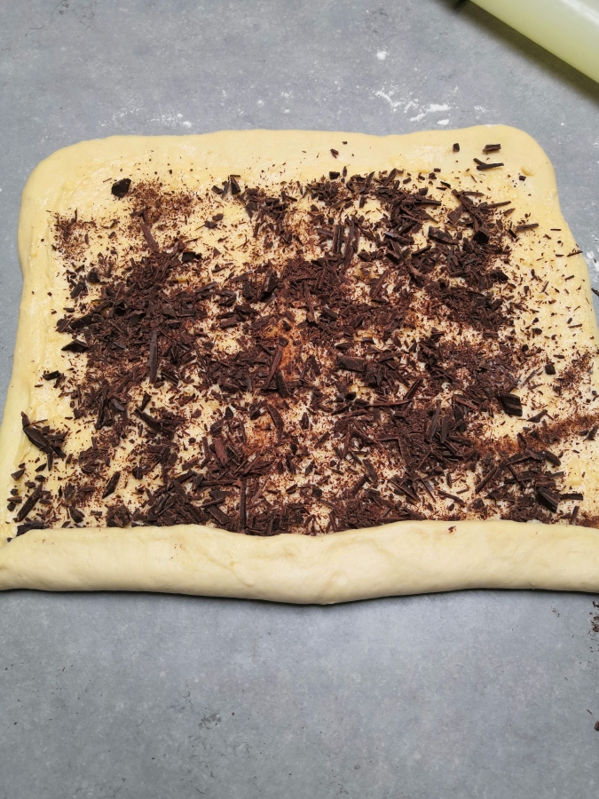 Pâte à brioche avec crème pâtissière et chocolat
