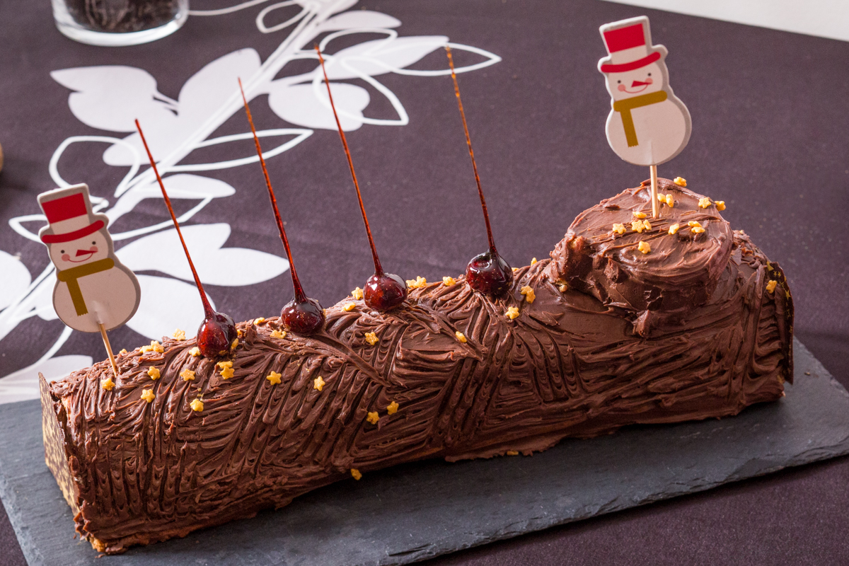 Bûche chocolat caramel sur biscuit noisettes